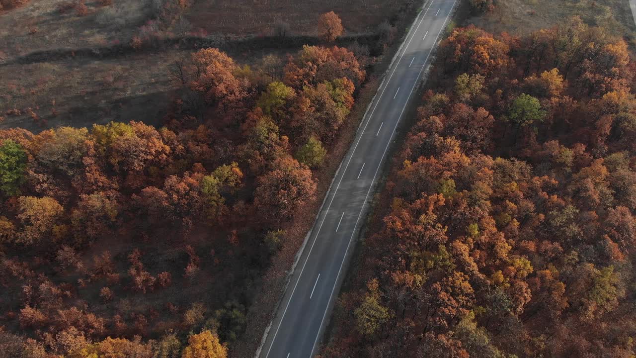 汽车在公路上行驶视频素材