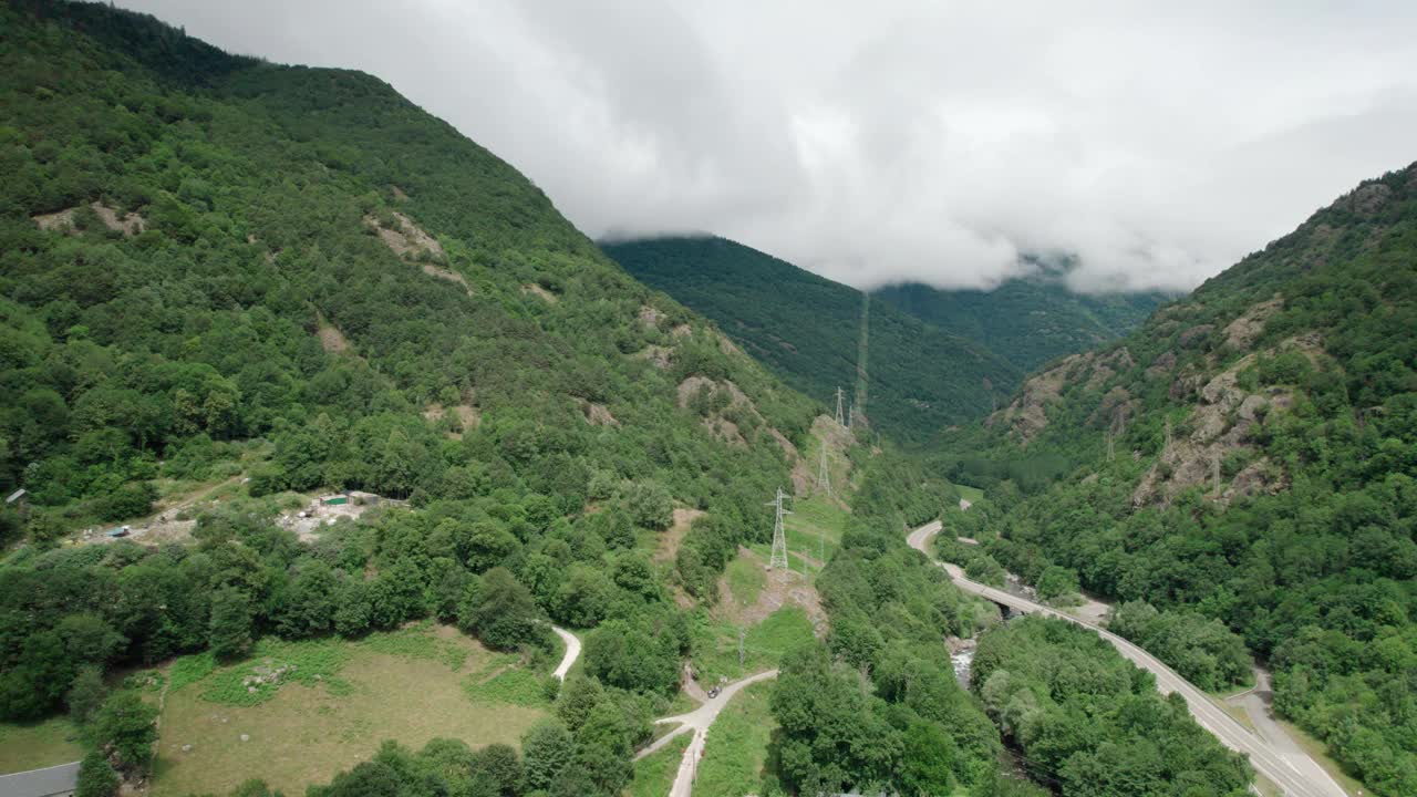 无人机拍摄的高山上柏油路的美景。视频素材