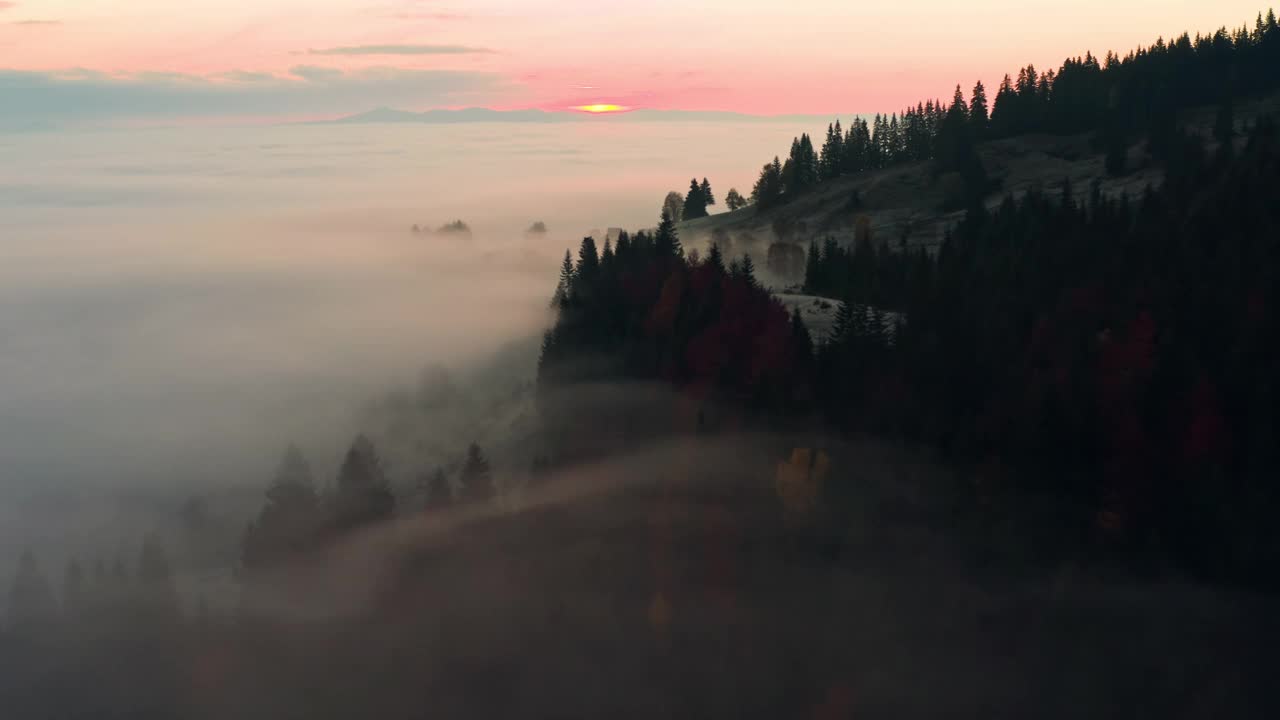 太阳晨云山谷空中雾自然视频素材