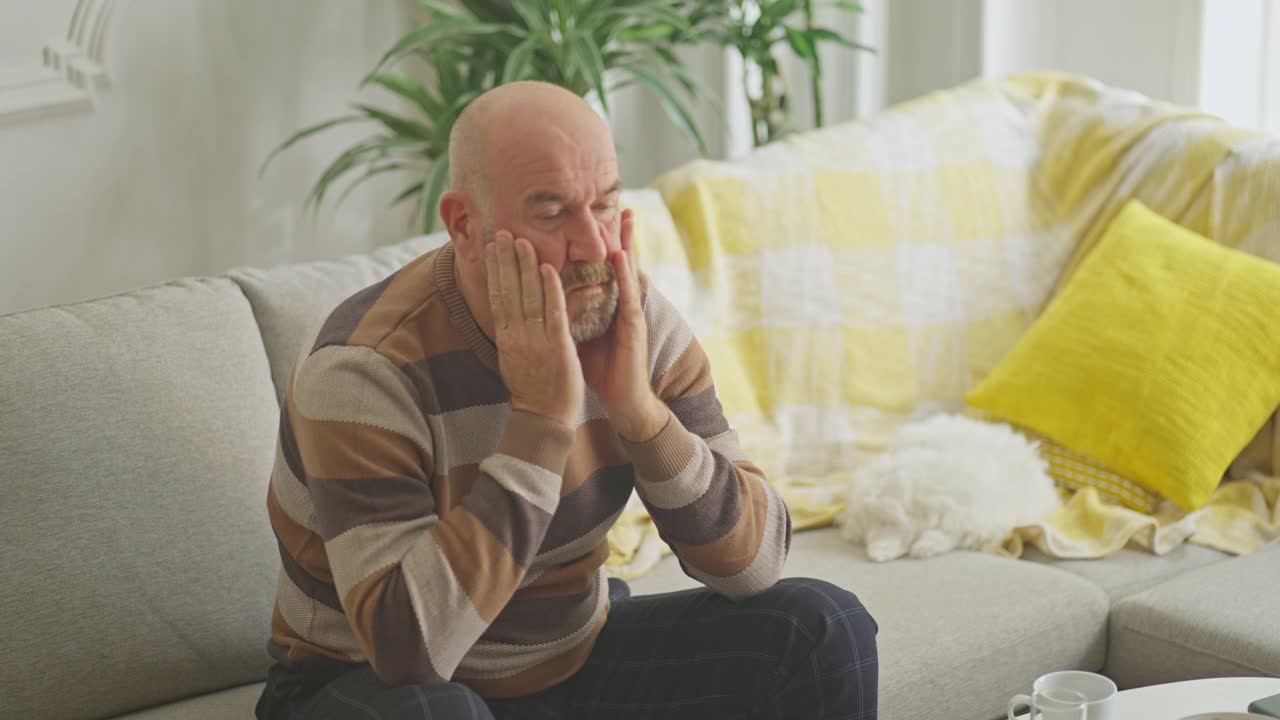 抑郁的成熟男人视频素材