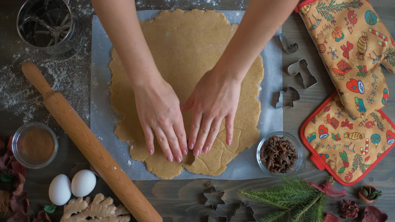 一个女人的手在做姜饼饼干的俯视图。圣诞节的概念视频素材