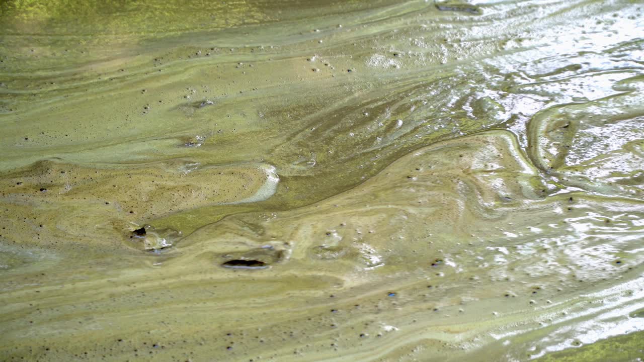 洪水过后河水浑浊流淌，自然灾害。特写镜头视频素材