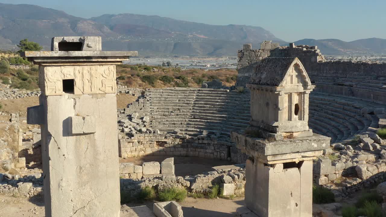 石柱墓和古代圆形剧场视频素材