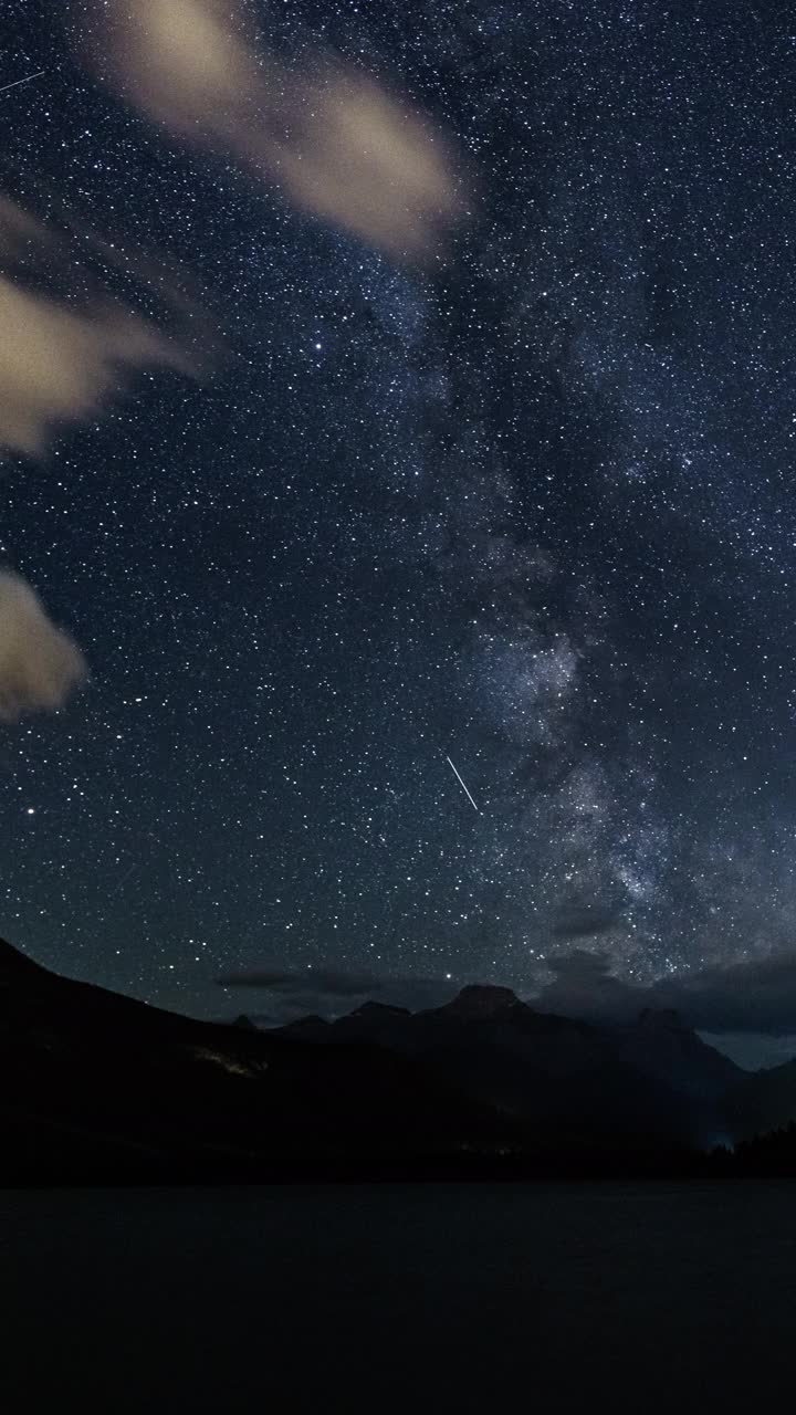 银河在卡纳纳斯基湖上游移动视频素材