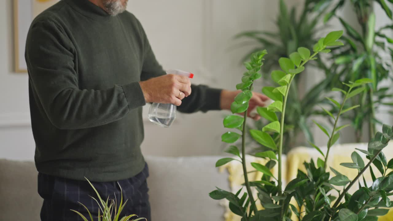 成熟男人培育植物视频素材