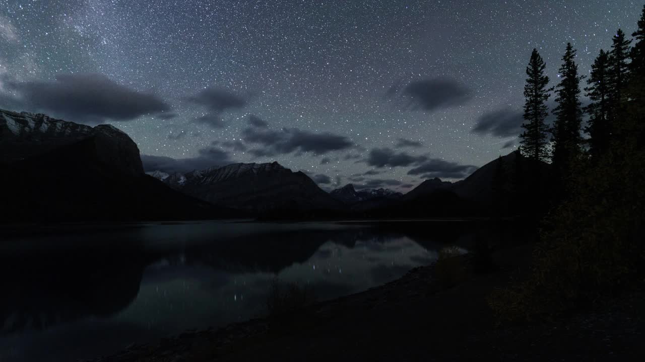 银河在卡纳纳斯基湖上游移动视频素材