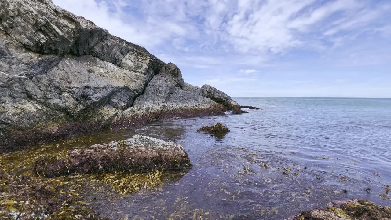 最近的风暴对当地海带海藻床造成的破坏的4K视频。视频素材