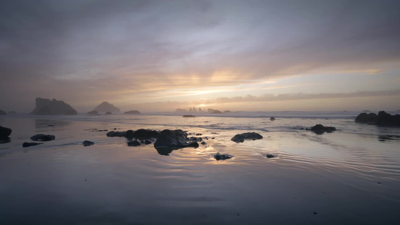 日落时海滩上空的POV天线视频素材