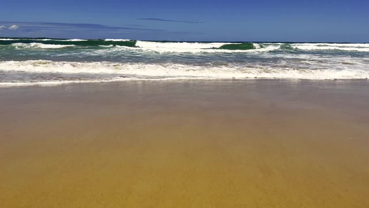 风景美丽的海滩波浪。视频素材