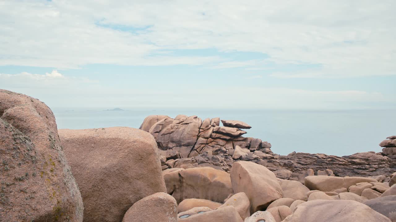 海景美丽的岩石海滩在法国成本在夏天与云视频素材