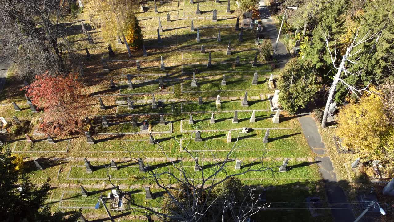 Arial无人机视图飞行在老墓地墓碑，墓碑和箭头。视频素材