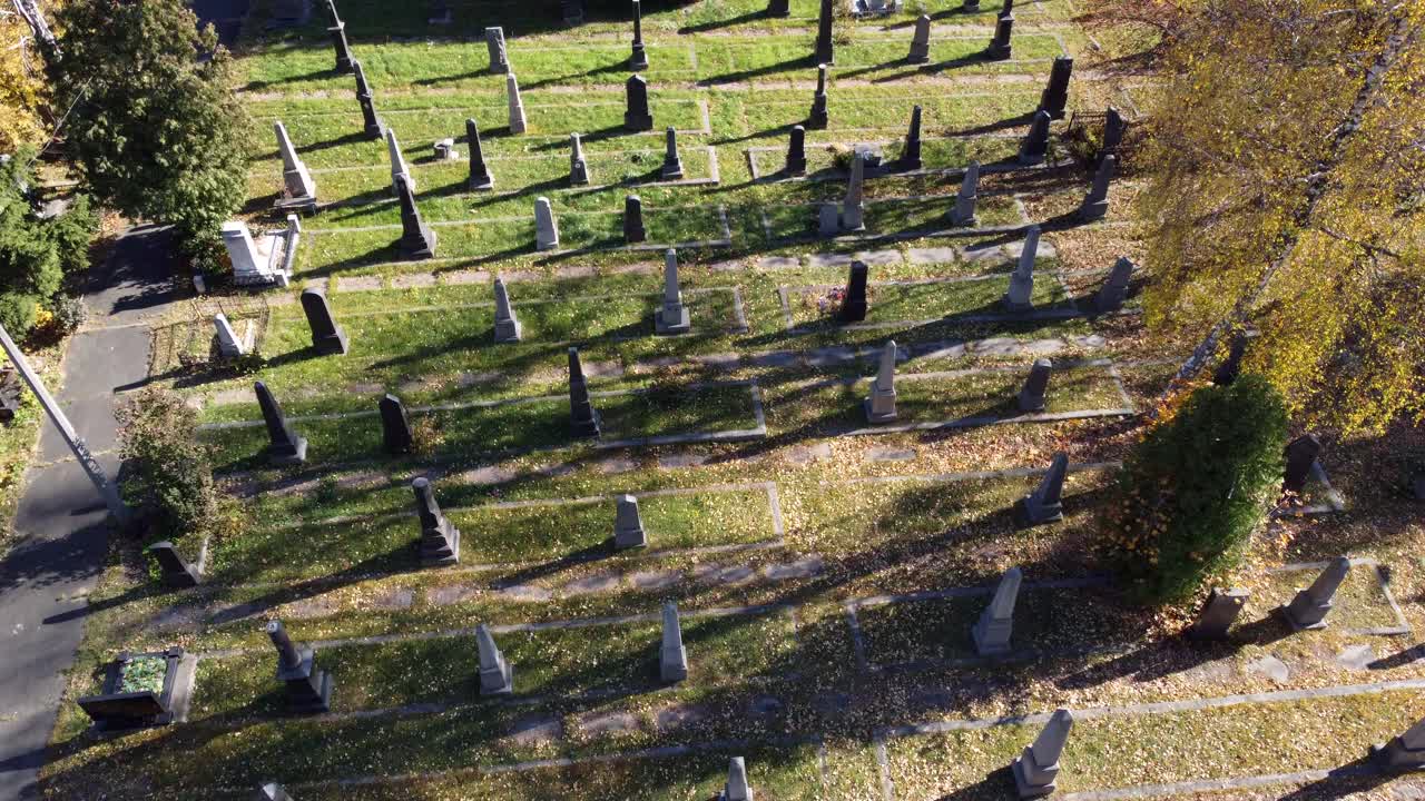 Arial无人机视图飞行在老墓地墓碑，墓碑和箭头。视频素材