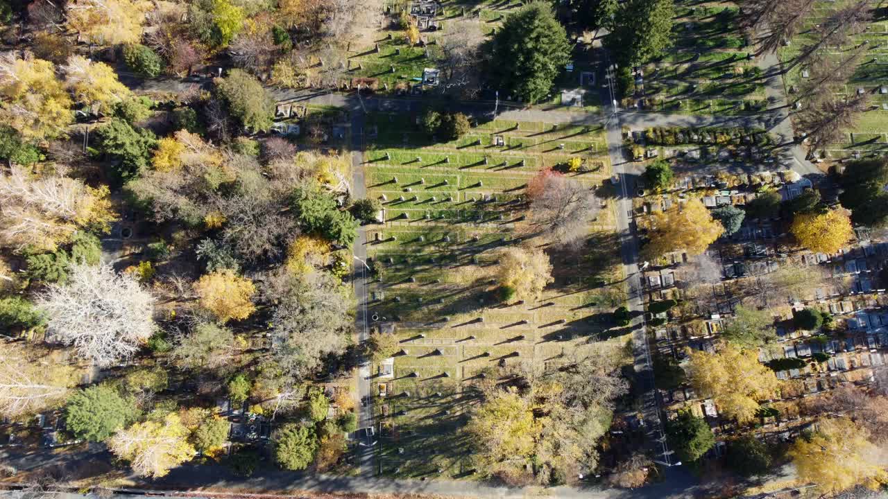 Arial无人机视图飞行在老墓地墓碑，墓碑和箭头。视频素材