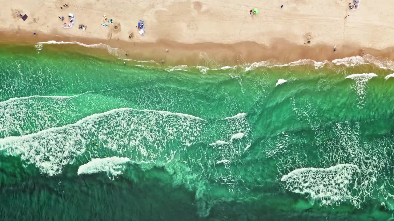 波兰，夏天拥挤的波罗的海海滩视频素材