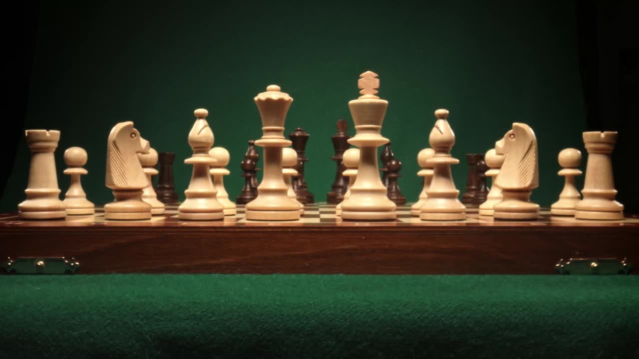 用黑白棋子的国际象棋游戏。视差效果。视频素材