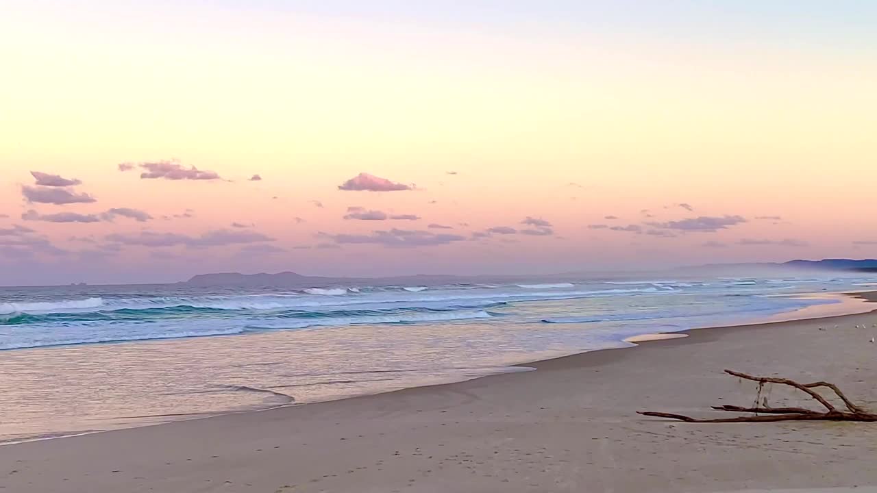 柔和的日落天空在海浪视频素材