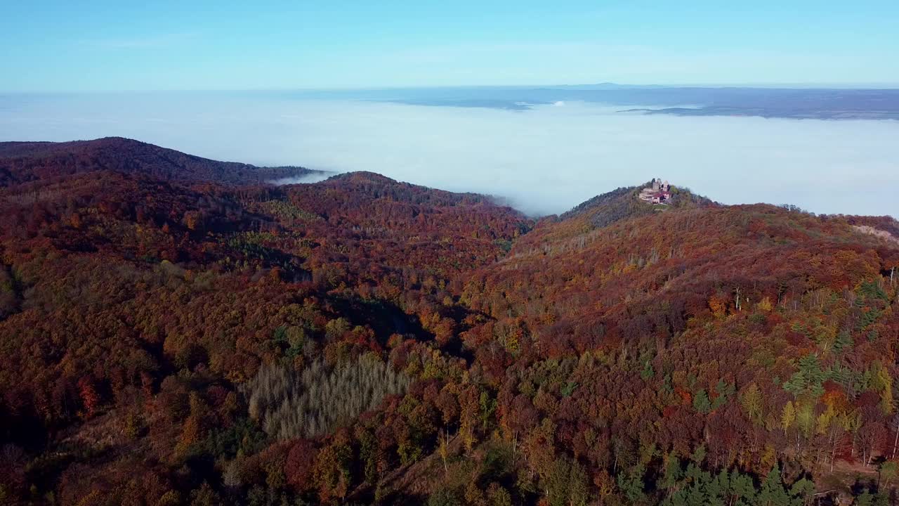 鸟瞰图Kyffhäuser山在一个阳光明媚的秋日，雾在山谷中视频素材