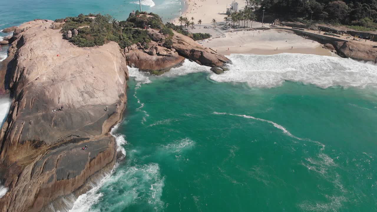 伊帕内玛海滩的蓝色海水，里约热内卢的城市景观视频素材