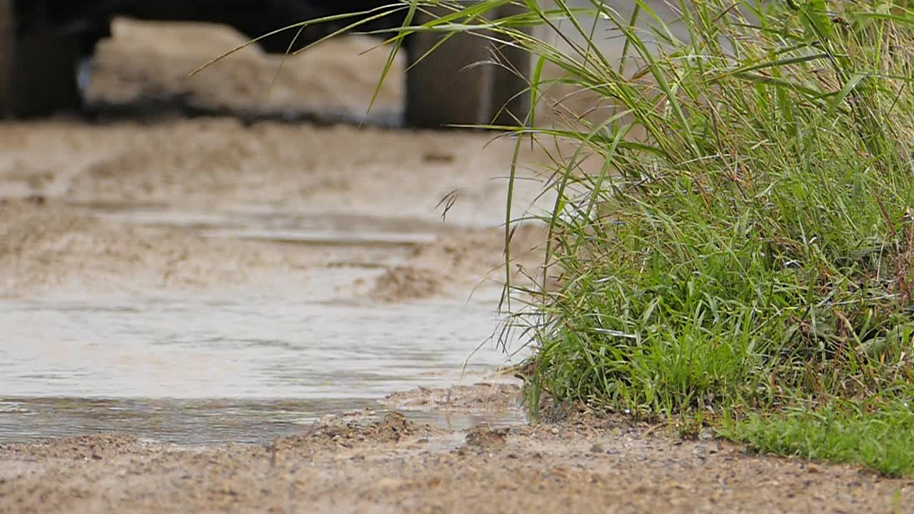 在大雨后的砾石路上行驶缓慢。视频素材