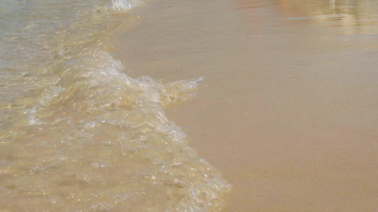 巨浪拍打着海岸。清水。海景视频素材