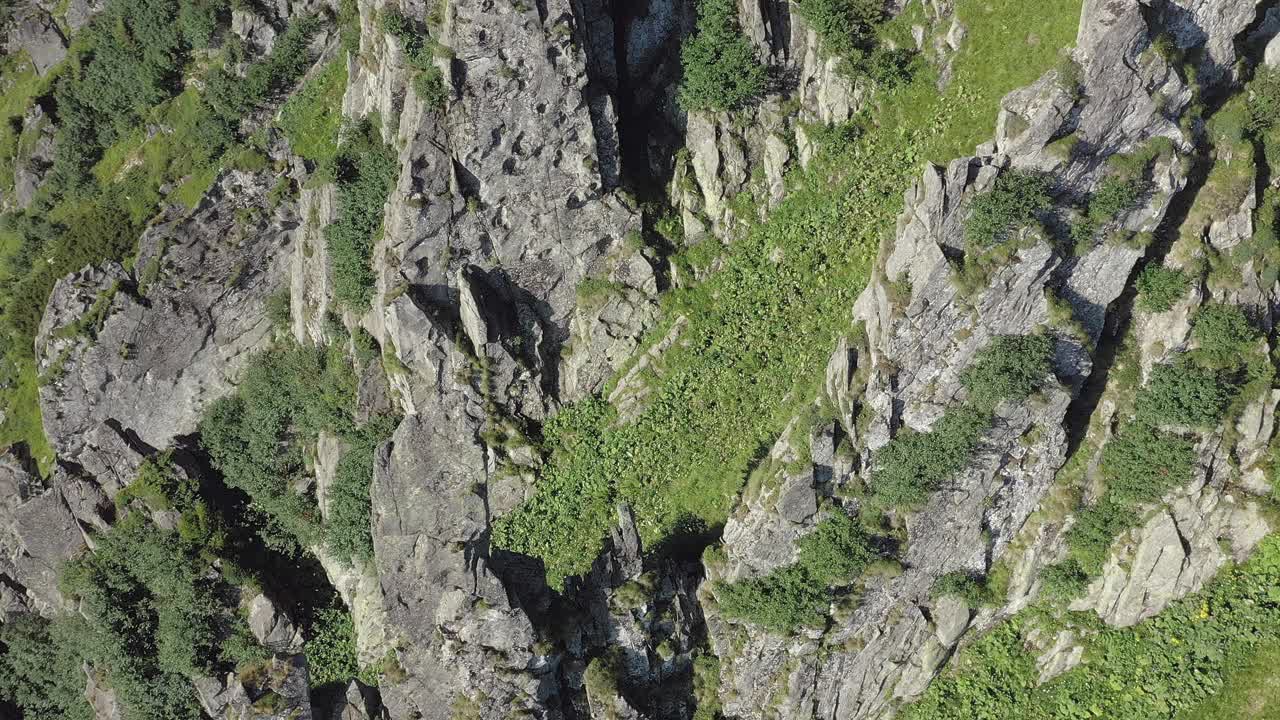 喀尔巴阡山脉的斯皮茨山岩石山顶鸟瞰图，夏季山脉景观视频素材