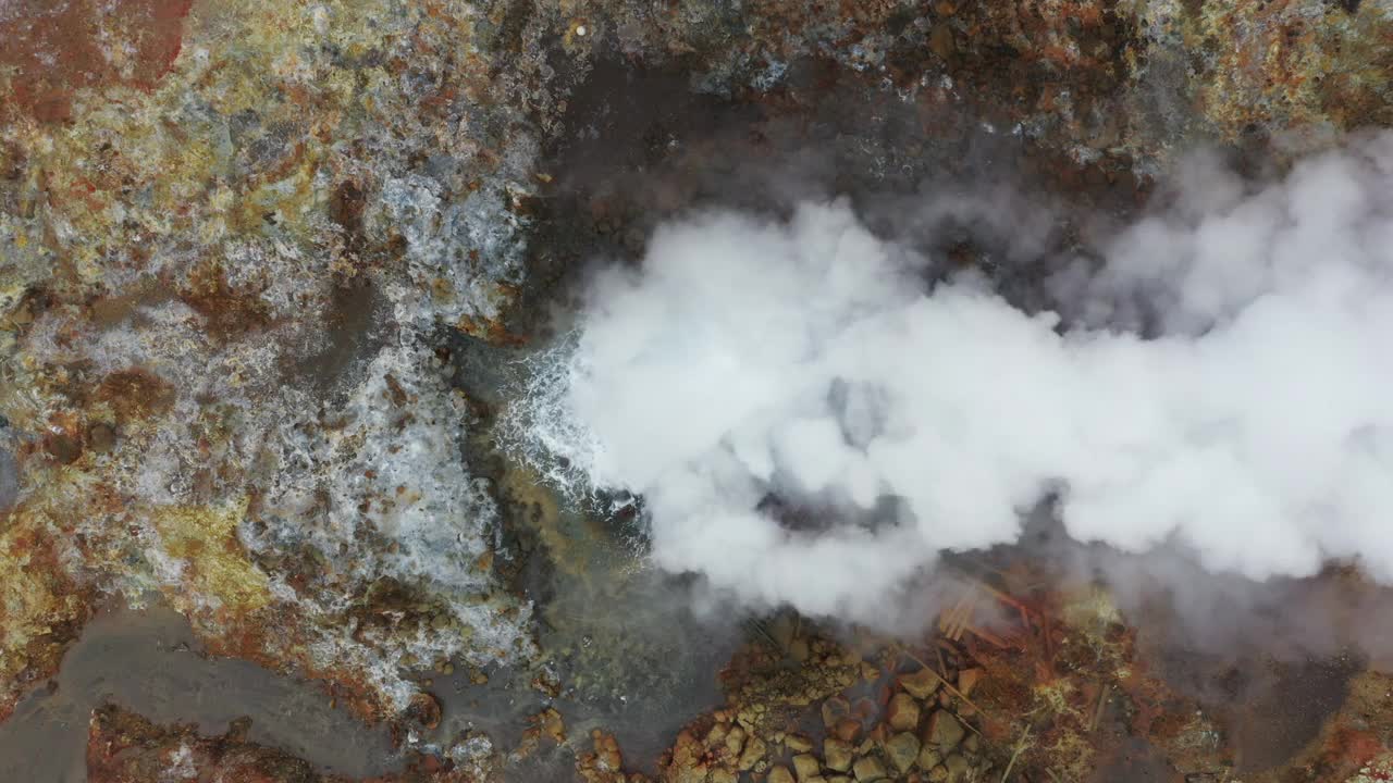 无人机拍摄的近距离视频显示，冰岛雷克雅斯半岛，格林达维克的贡纳沃温泉升起浓烟视频素材