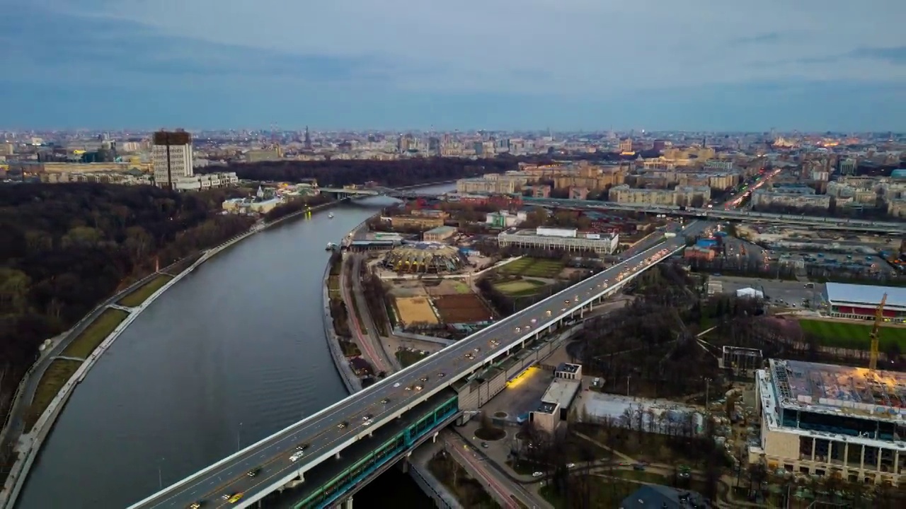 暮光天空莫斯科城市景观河流交通道路空中全景4k时间跨度的俄罗斯视频素材