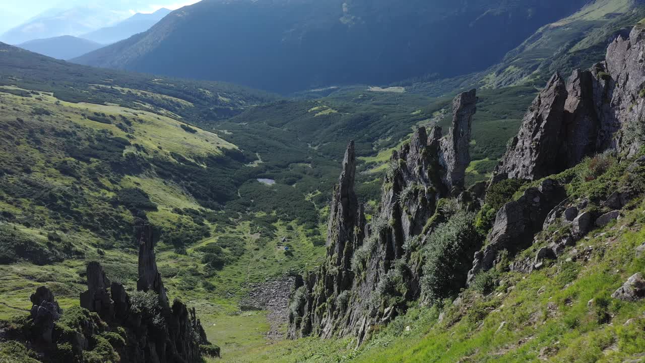 喀尔巴阡山脉的斯皮茨山的岩石山峰的鸟瞰图，夏季山脉的景观。视频素材