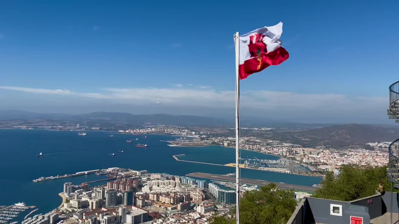 直布罗陀港、海港、阿尔赫西拉斯湾(西班牙海岸)的船舶风光视频素材