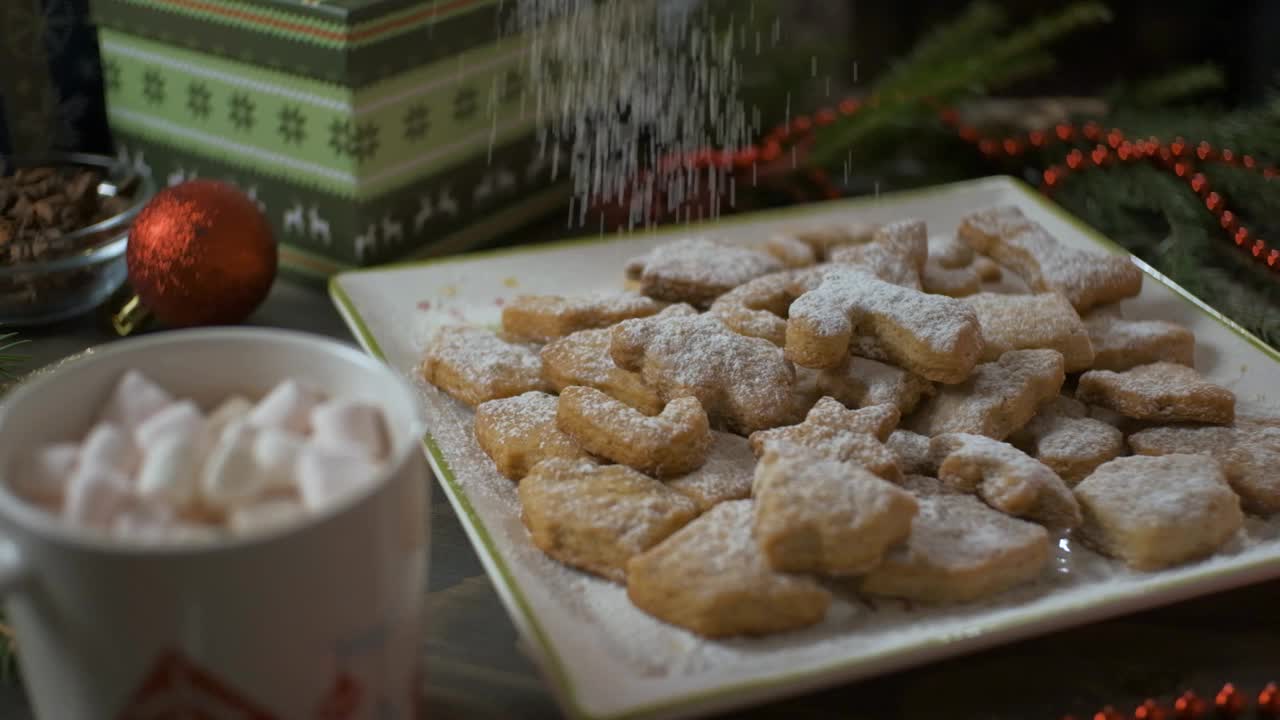 雪花落在姜饼上。圣诞饼干，可可和棉花糖的背景。视频素材