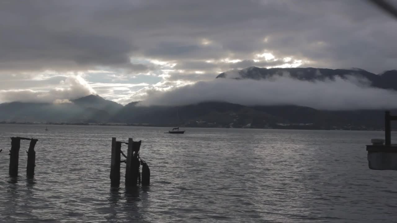 漂浮在伊尔哈贝拉和São Sebastião之间的海峡上的一艘船，位于巴西São Paulo州视频素材