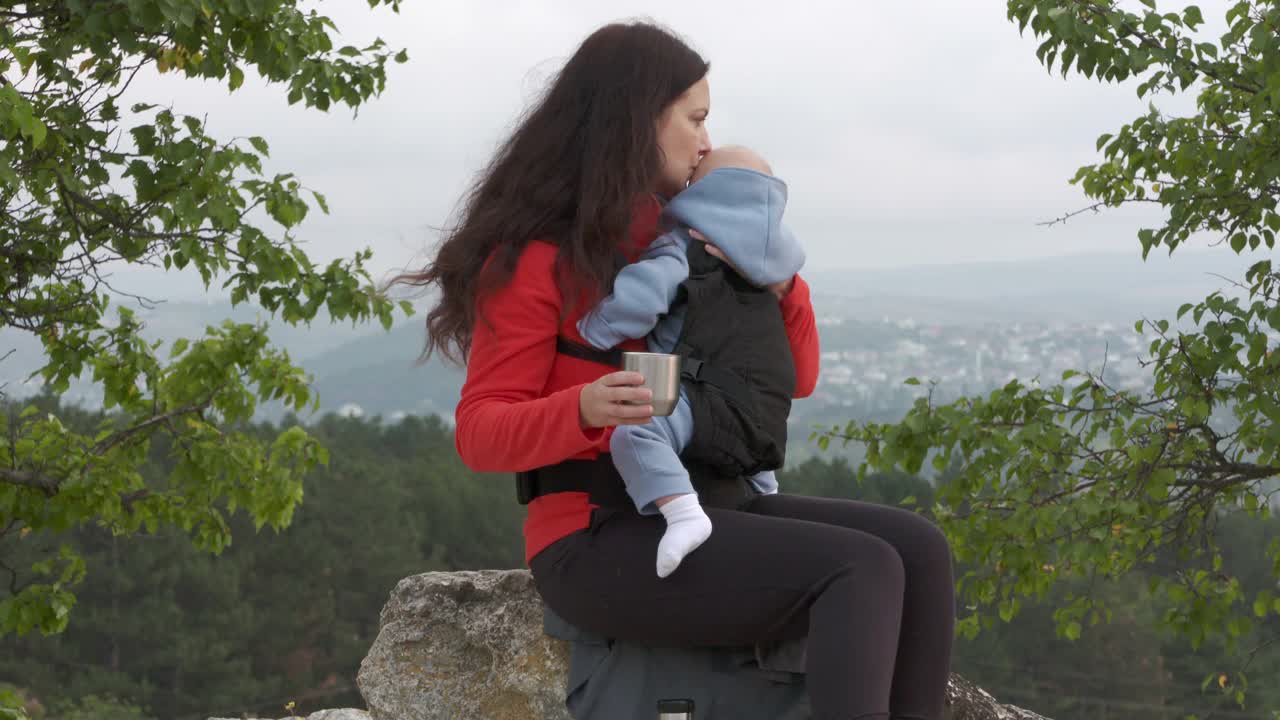 母亲带着宝宝旅行享受户外风景，家庭积极健康的生活方式，妇女带着孩子，在俄罗斯克里米亚度假。视频素材