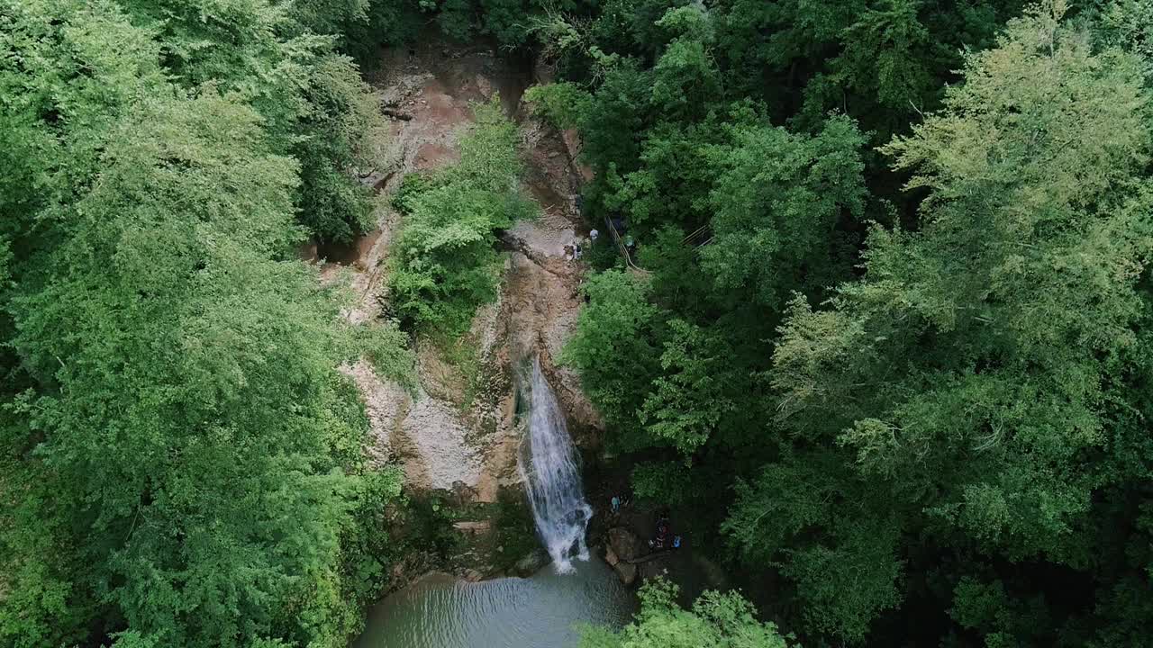 从四轴飞行器拍摄。美丽的瀑布在绿色的森林，俯视图。热带视频素材