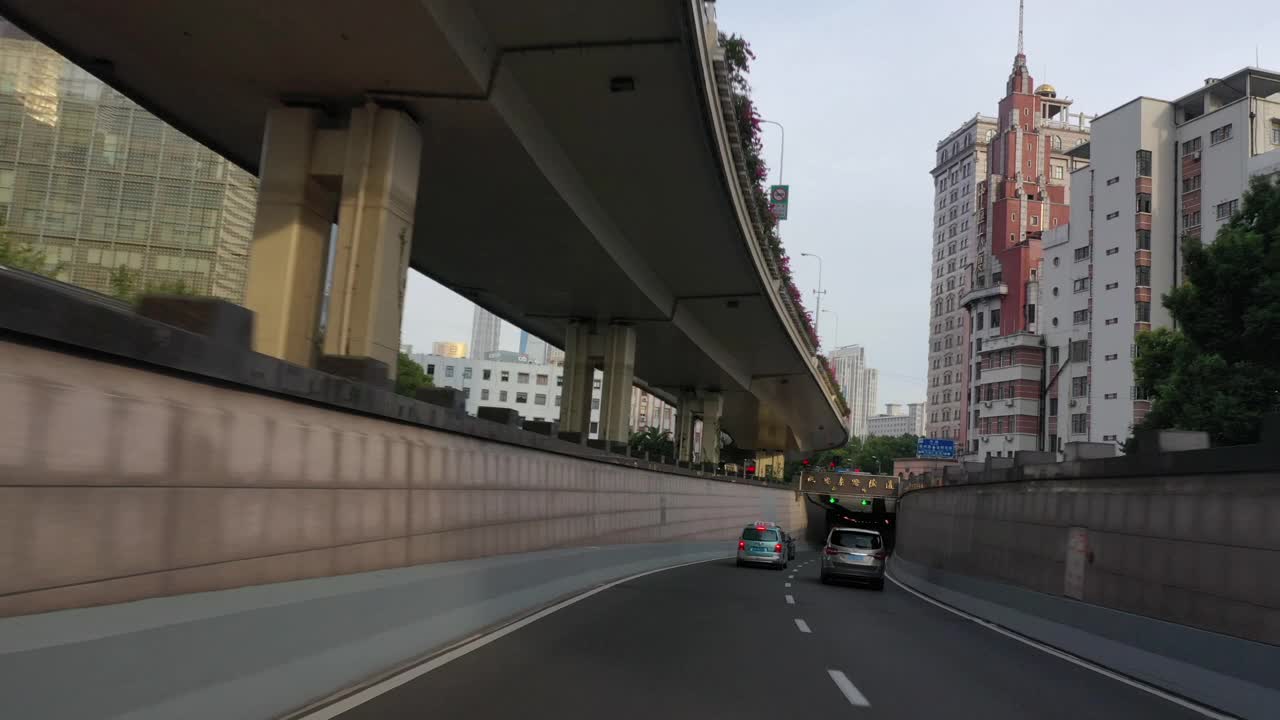 实时汽车行驶在上海外滩隧道，中国视频素材