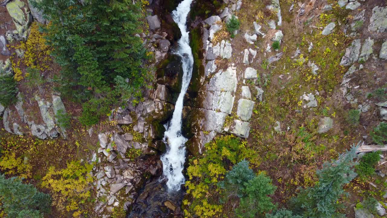 湖泊，瀑布和徒步旅行视频素材