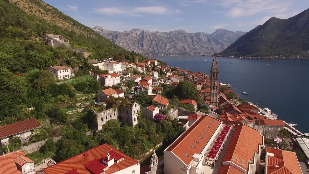 鸟瞰Perast和Kotor湾的房屋。黑山共和国视频素材