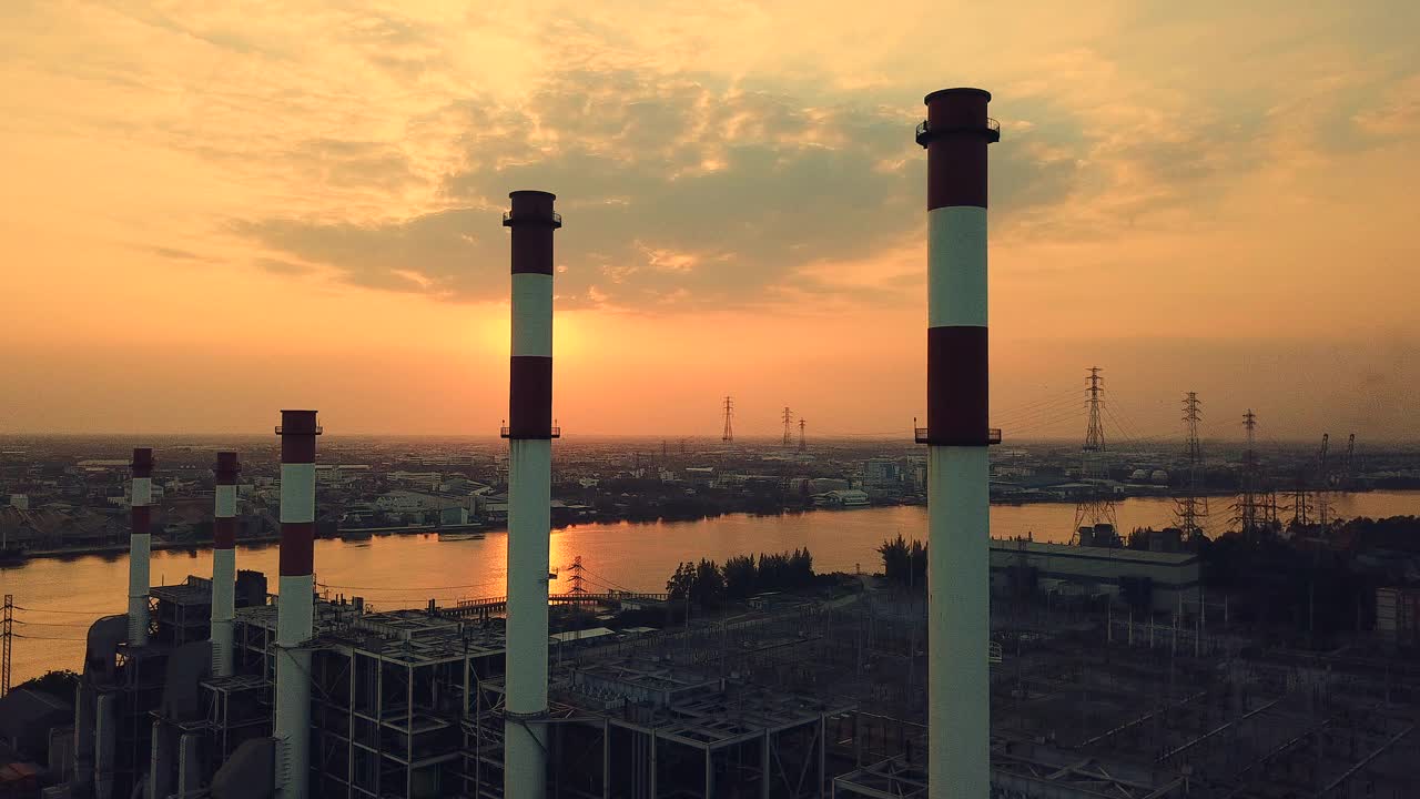 鸟瞰图石油加工厂的夜景视频素材