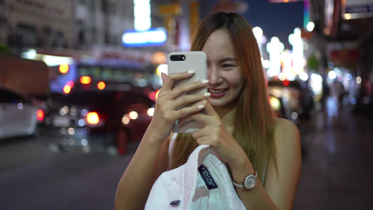 旅行家亚洲朋友在泰国曼谷旅游，甜蜜情侣在度假旅行时拍照留念。生活方式情侣旅行在城市的概念。视频素材