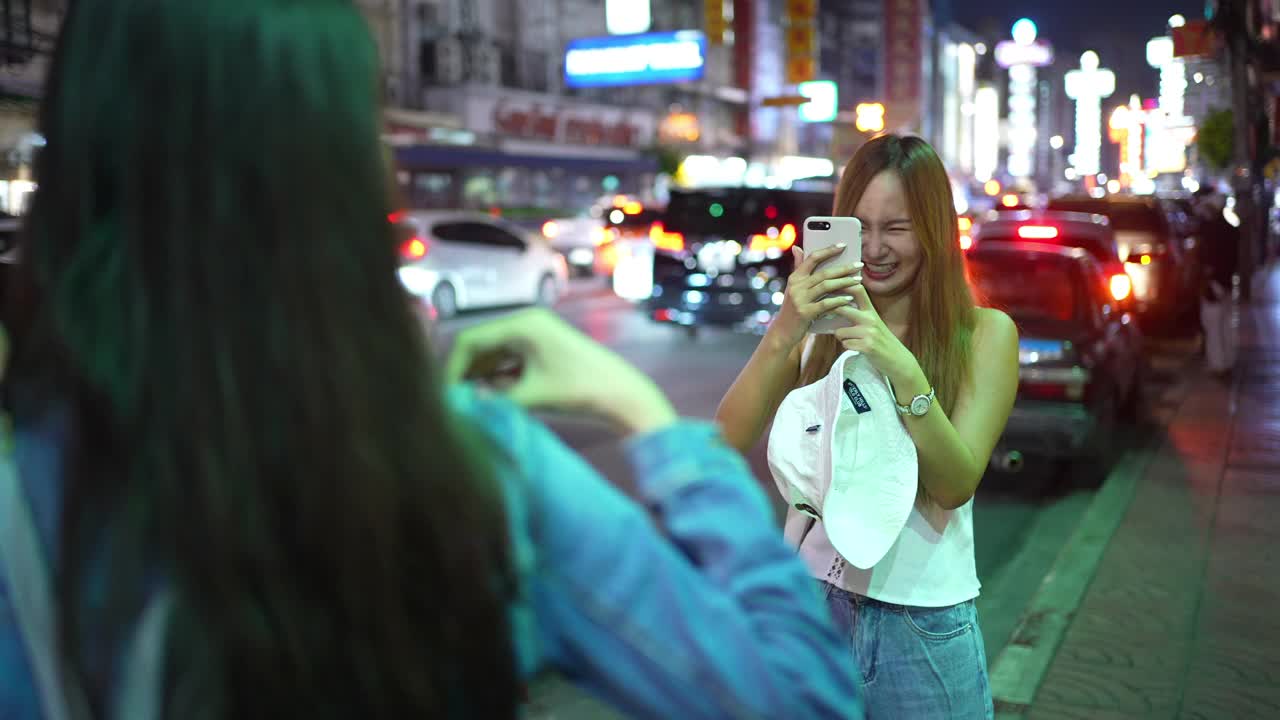 旅行家亚洲朋友在泰国曼谷旅游，甜蜜情侣在度假旅行时拍照留念。生活方式情侣旅行在城市的概念。视频素材