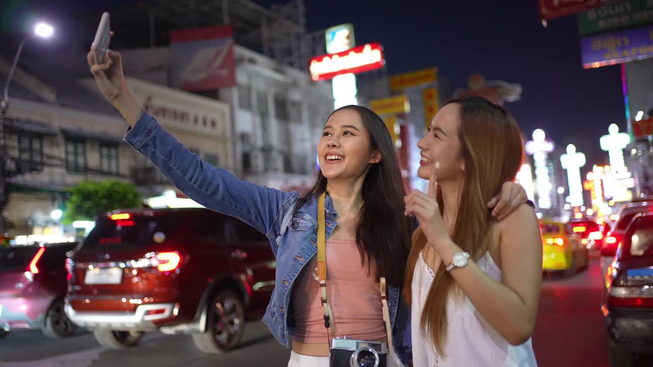 旅行家亚洲朋友在泰国曼谷旅游，甜蜜情侣在度假旅行时拍照留念。生活方式情侣旅行在城市的概念。视频素材