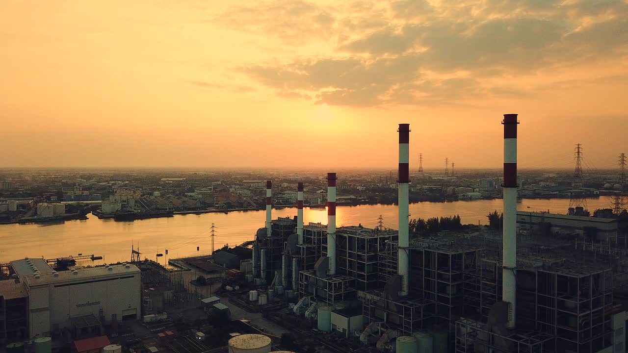 鸟瞰图石油加工厂的夜景视频素材