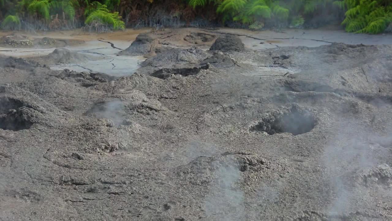 新西兰罗托鲁瓦的热泥浆池视频素材