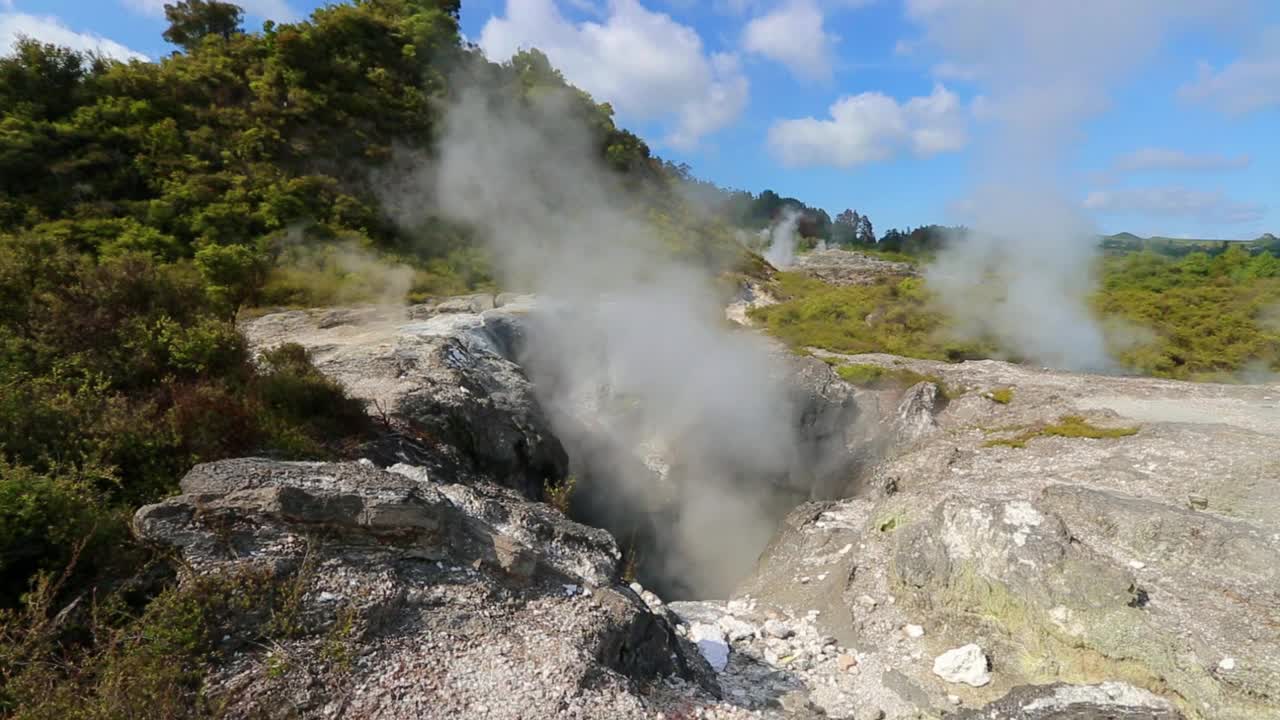 新西兰罗托鲁瓦的热泥浆池视频素材