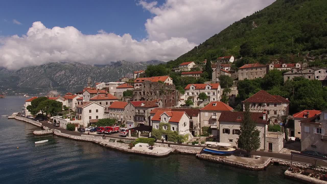 柏油路沿着堤岸，背景是老房子视频素材