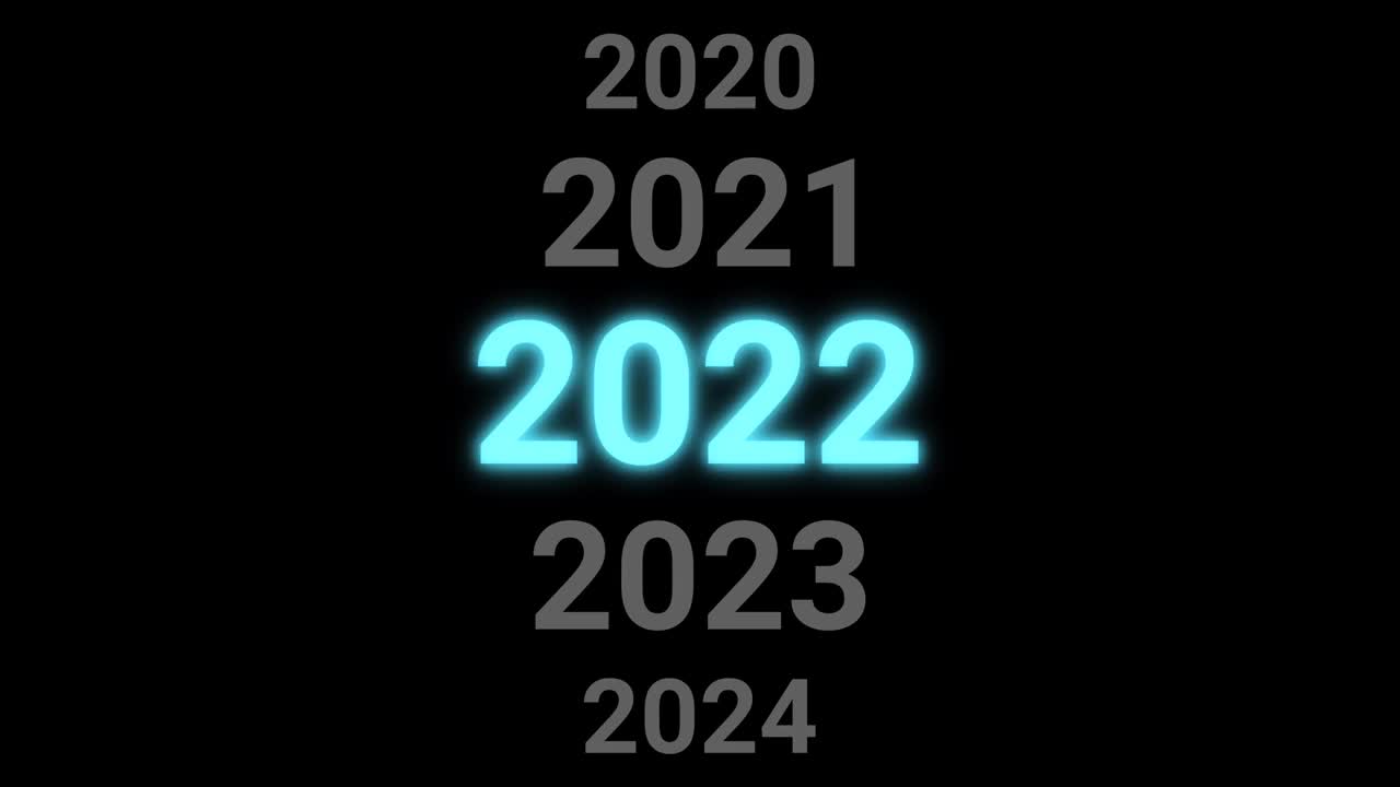 2022字孤立在黑色背景与蓝色霓虹灯。显示2022年的数字。视频素材