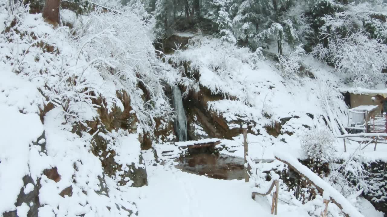 喜马偕尔邦马纳里降雪期间的嘉那瀑布。瀑布在冬天的雪在马纳里，假日背景，旅游概念。马纳利的冬季降雪。视频素材