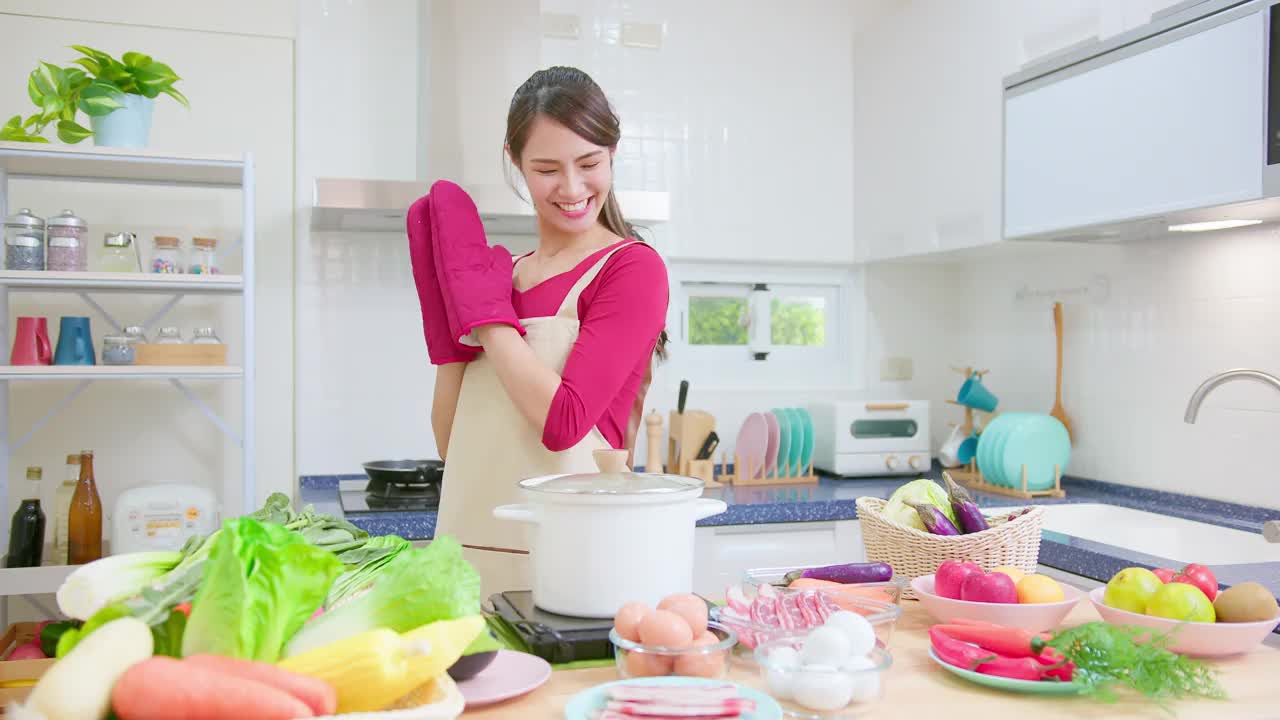 煮汤的女人视频素材