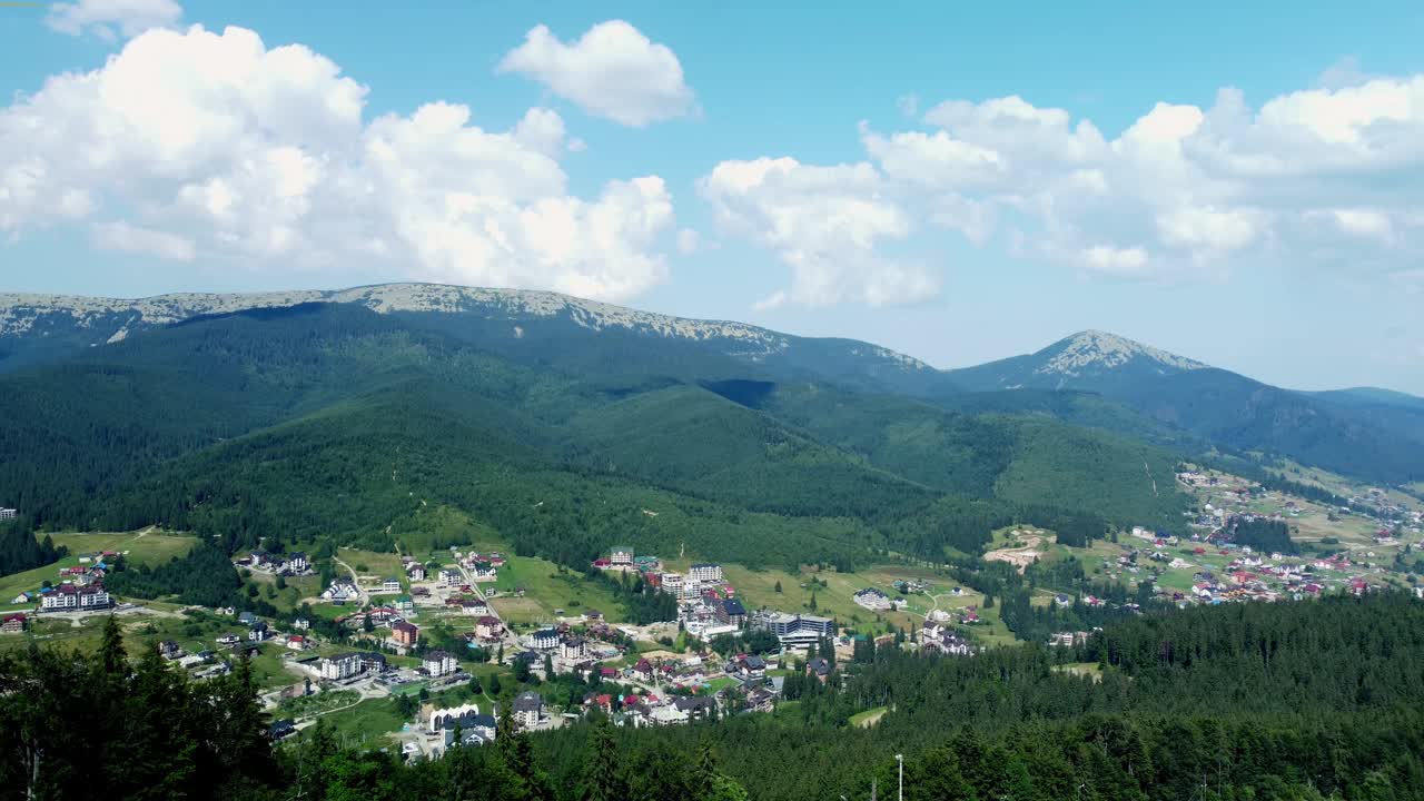 在布科维尔，乌克兰田园诗高层旅游景点的Arial视图视频素材