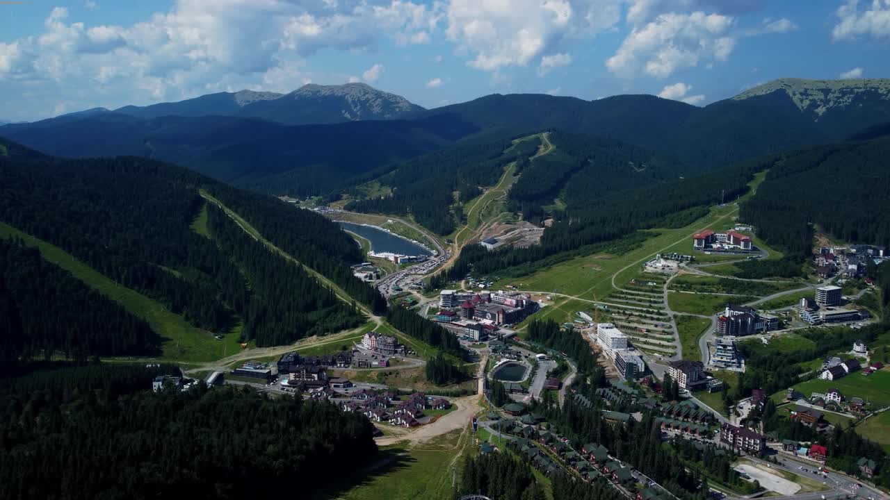 在布科维尔，乌克兰田园诗高层旅游景点的Arial视图视频素材