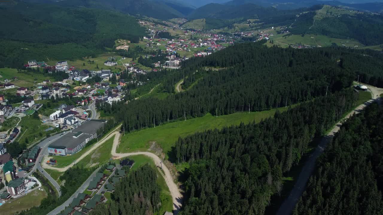 在布科维尔，乌克兰田园诗高层旅游景点的Arial视图视频素材